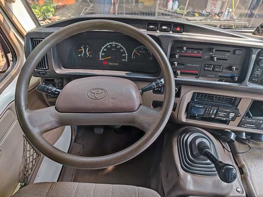 20 θέσεις Χρησιμοποιούμενο λεωφορείο Toyota 120 Km/H LHD Χρησιμοποιούμενο λεωφορείο με αριστερό τιμόνι