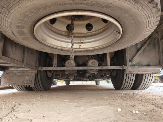 56 θέσεις Χρησιμοποιούμενο κίτρινο σχολικό λεωφορείο με ανελκυστήρα αναπηρικών καρέκλων και καύσιμο ντίζελ